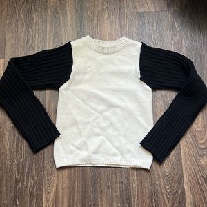 Stage Sweater Cut out Type Sleeves